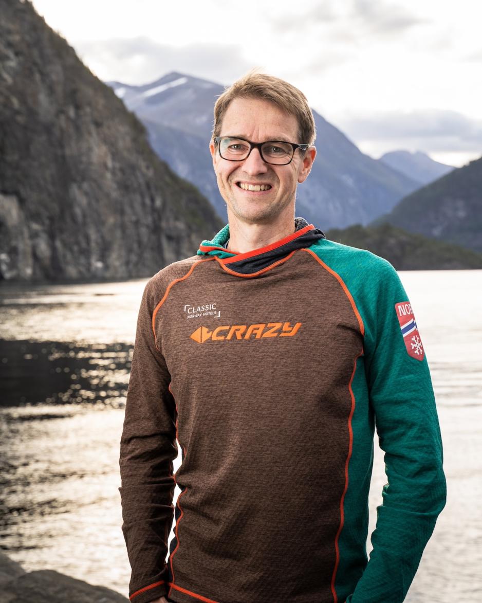 Portrettbilde av Martin Hanem Bartnes foran en fjord