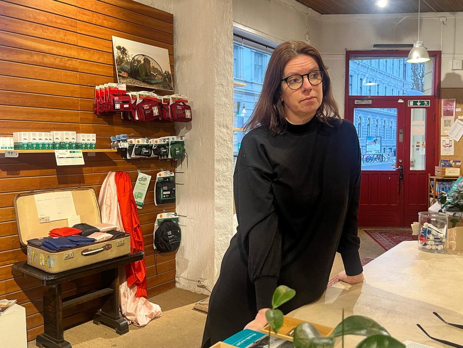 Mette Andersen, daglig leder p&aring; Nomaden, st&aring;r vendt mot kassen.