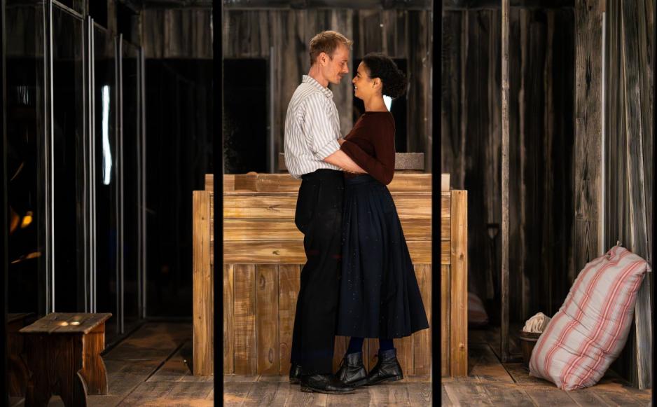 Preben Hodneland og Ameli Isungset Agbota, i rollene som H&aring;kon og Ragnhild. 