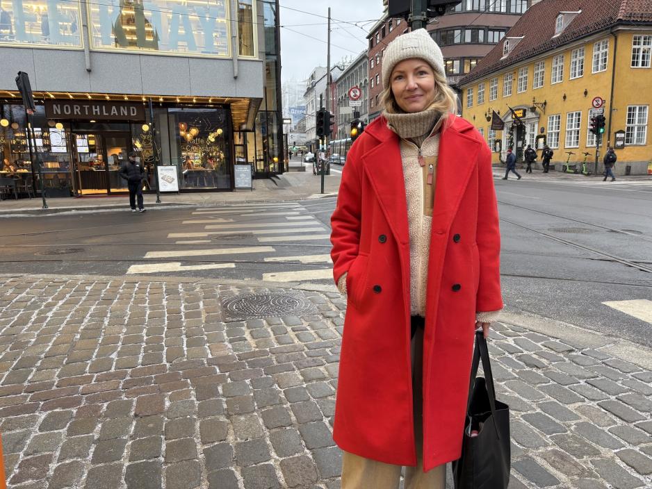 Helene Edvardsen (39) i r&oslash;d k&aring;pe. 