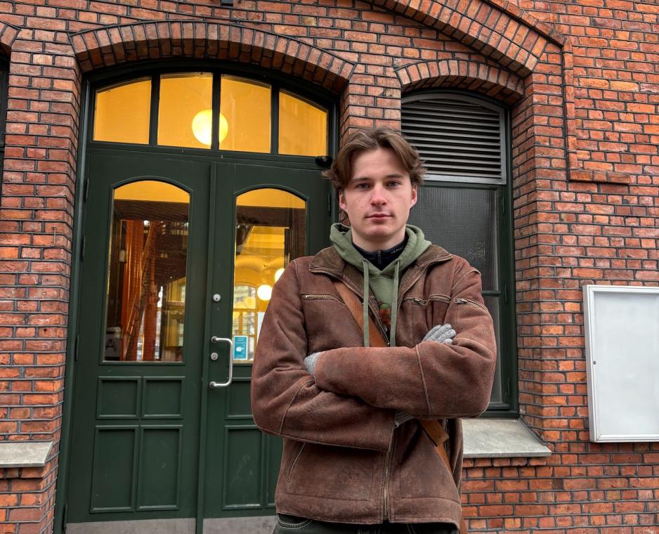 Sigurd Gr&oslash;ndahl Sulland (18) utenfor Foss videreg&aring;ende skole 