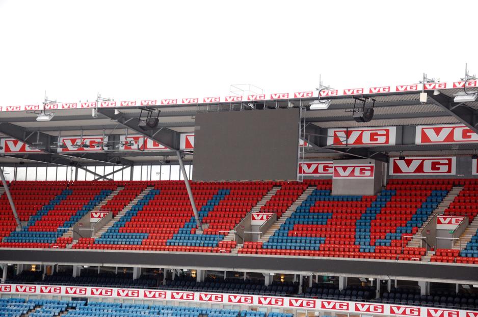 En av to storskjermer p&aring; Ullevaal Stadion.