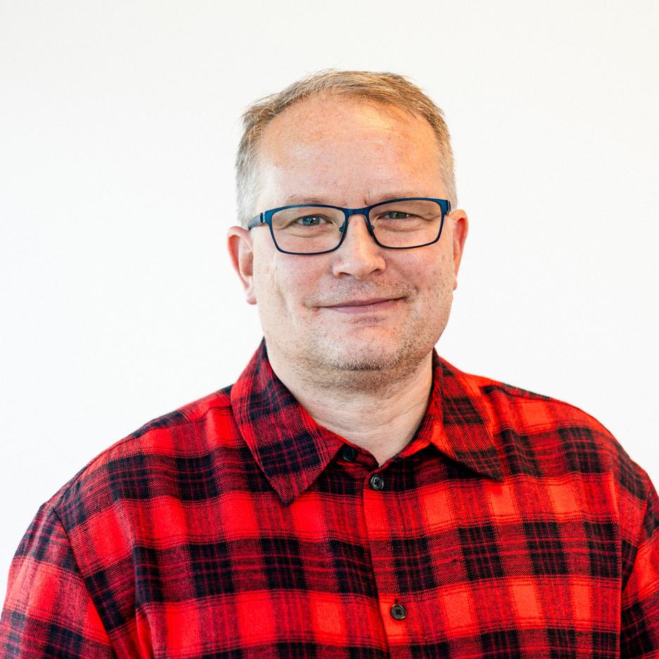 Mann i r&oslash;d rutete skjorte