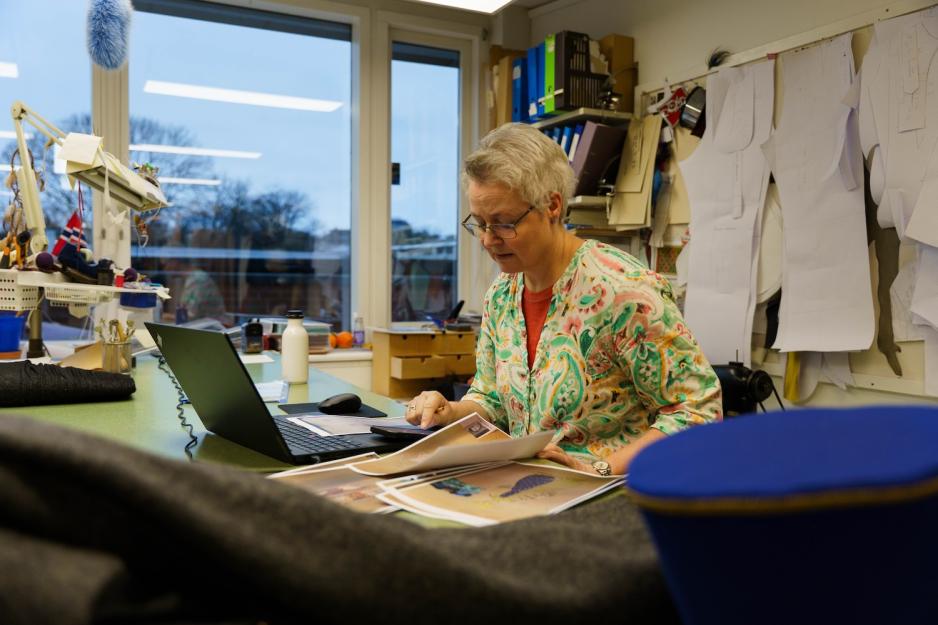 Hilde Tofastrud som jobber med kostymene til Pippi-musikal