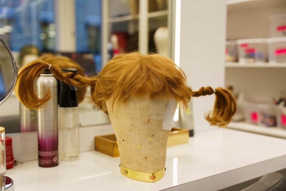 Pippi parykk som st&aring;r p&aring; sminkerommet