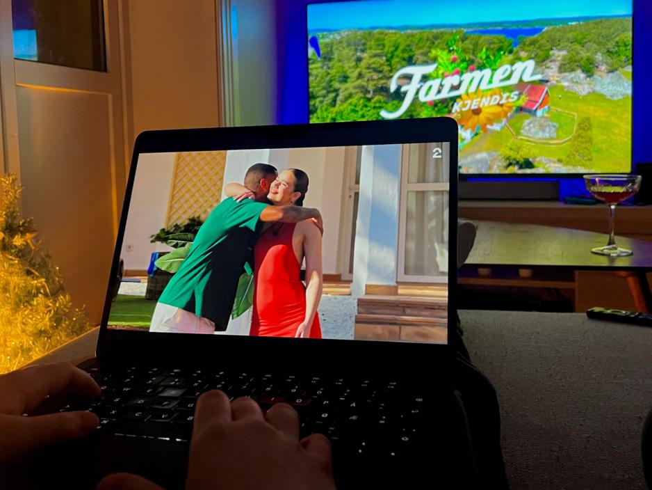 To skjermer med Reality TV underholdning