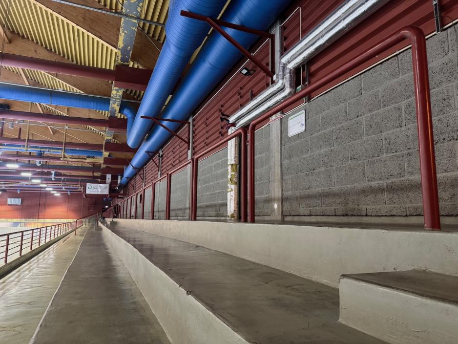 Tribunen i Skedsmohallen