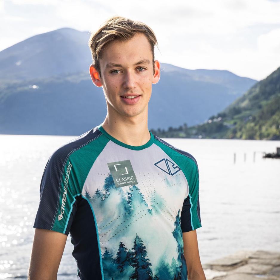 Trym Dalset L&oslash;d&oslash;en portrettbilde foran en fjord