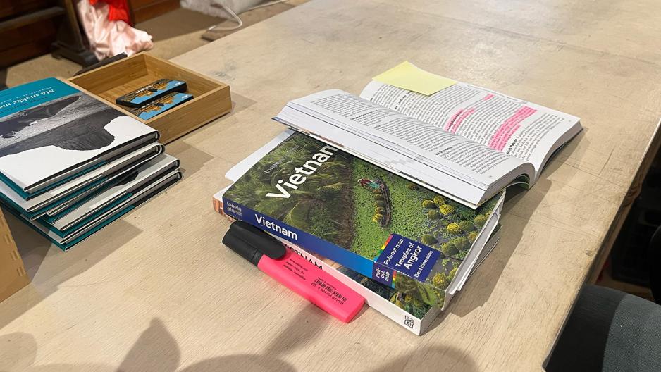 Tre reiseb&oslash;ker om Vietnam med markeringer i.