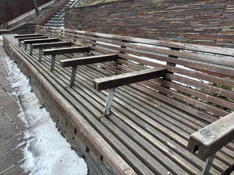 Benk med armlener ved Bj&oslash;rvika