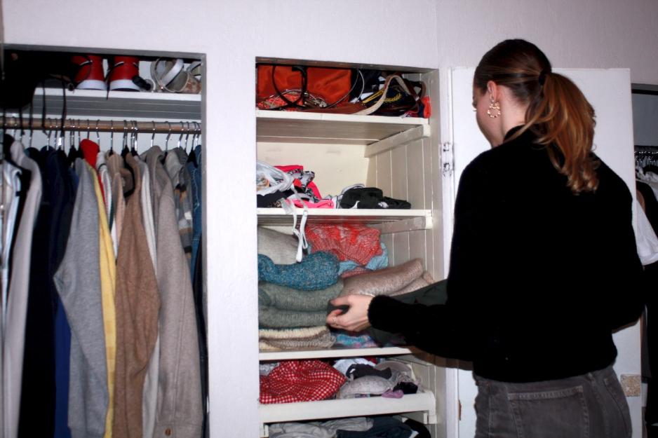 Kristine Bjellv&aring;g Braathen rydder i klesskapet sitt