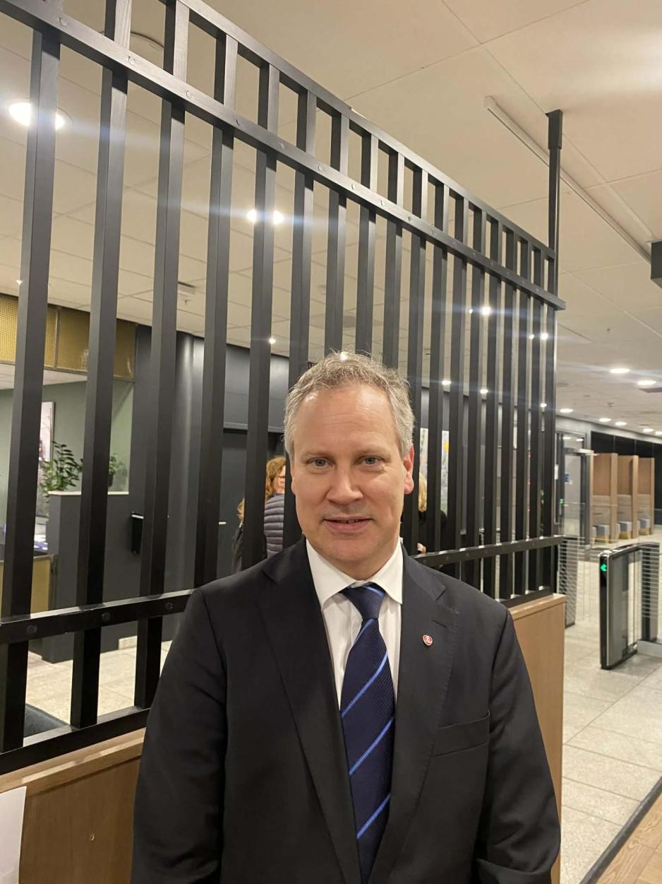 Jon-Ivar Nyg&aring;rd st&aring;r klar for &aring; bli tatt bilde av. Dette i forbindelse med jernbanetalen 2026.