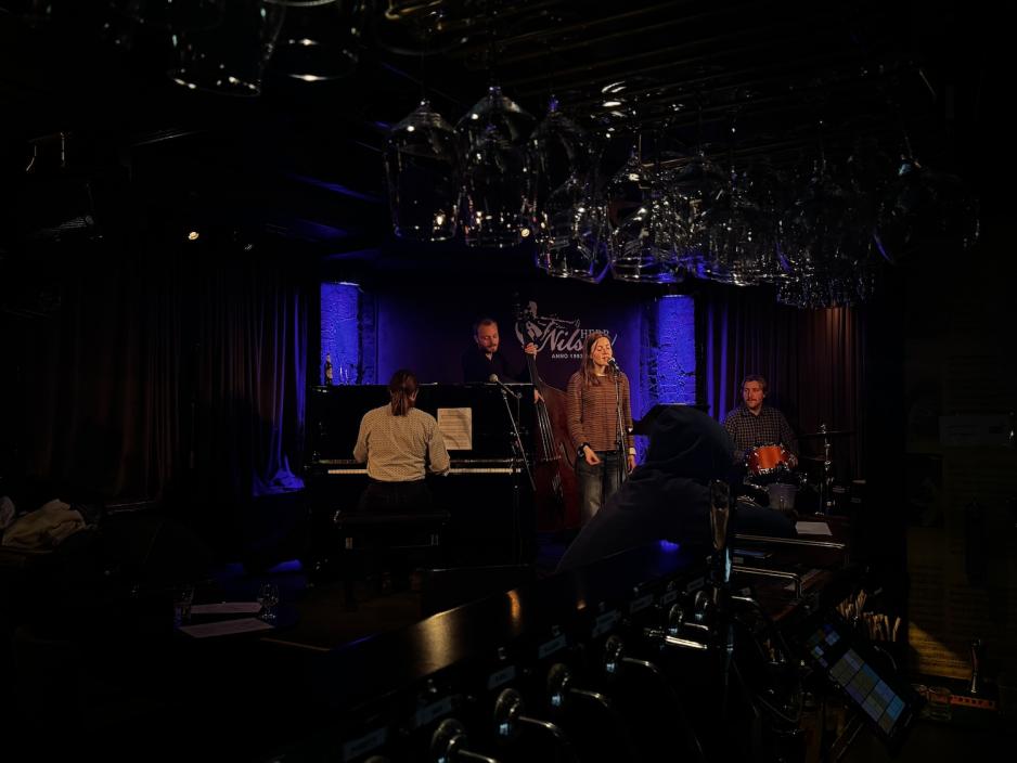 Jazzband gjennom baren p&aring; Herr Nilsen