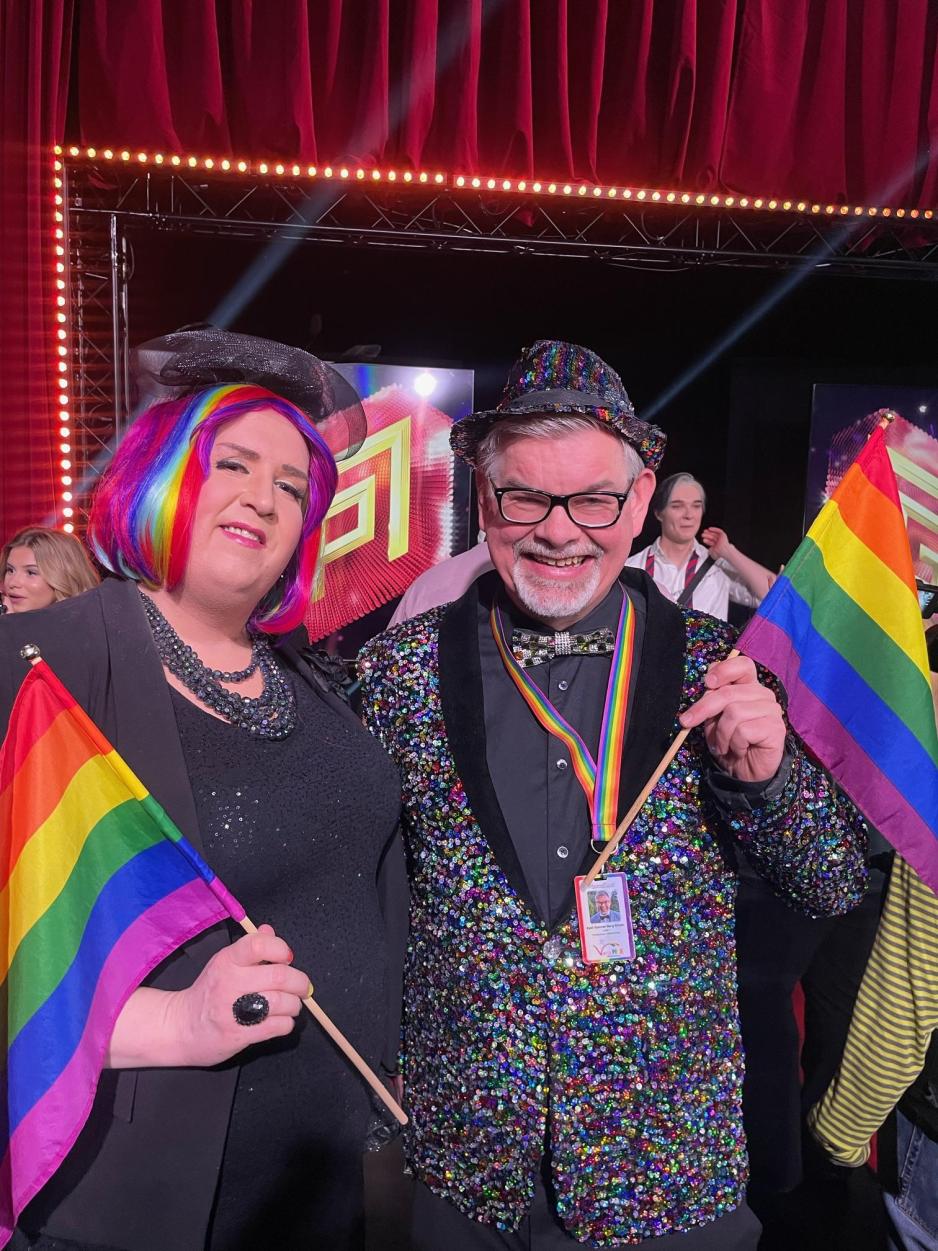 To mennesker med prideflagg