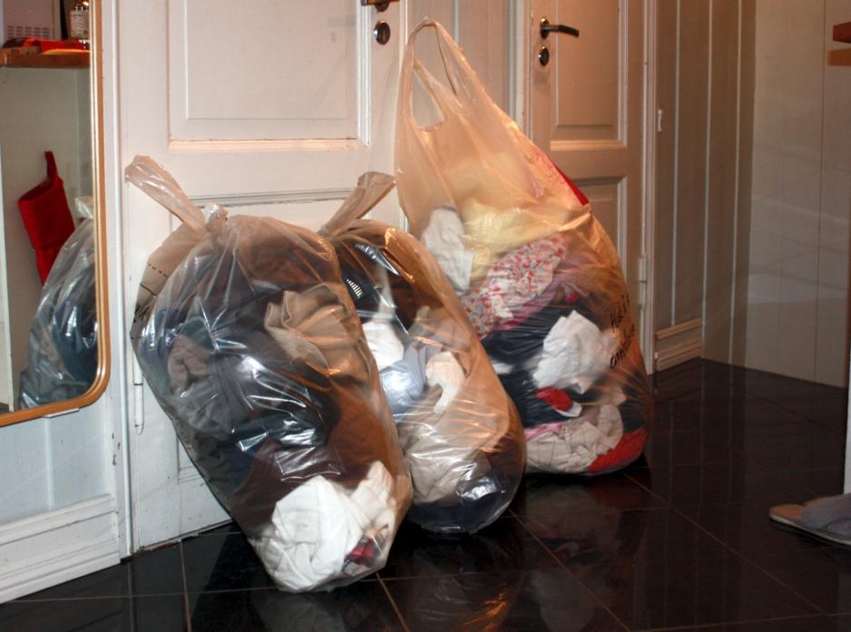 Poser med kl&aelig;r som skal doneres til gjenbruk