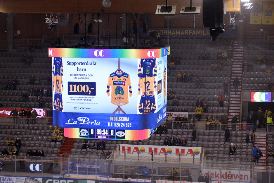 Storskjerm inspirert av pride farger