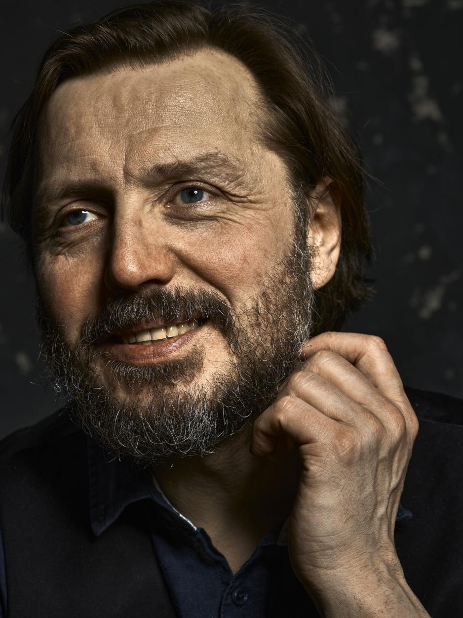 Mann med skjegg som smiler