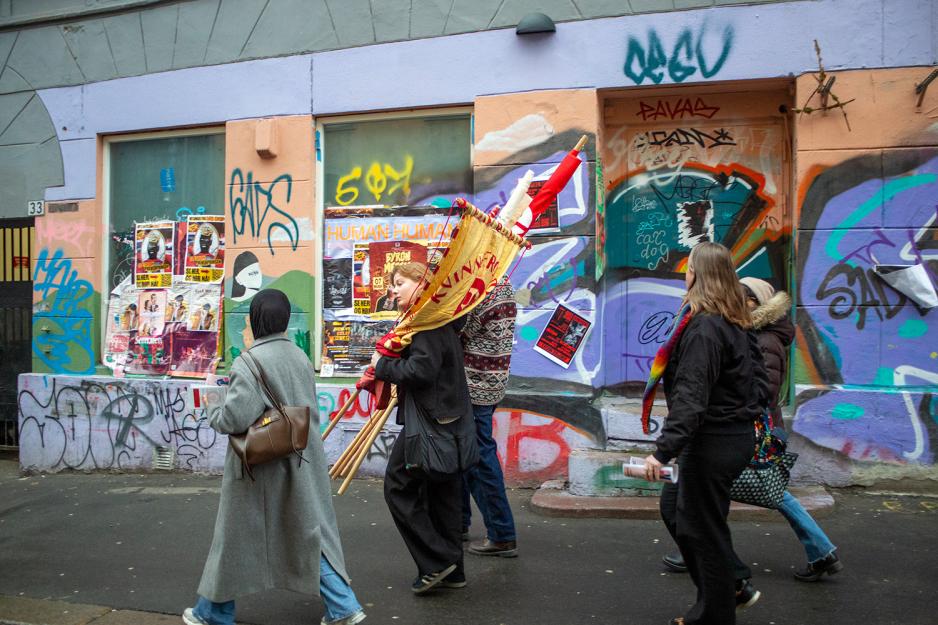 Kvinnefronten p&aring; vei til Youngstorget. 
