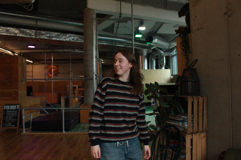 Alva st&aring;r i inngangen p&aring; Oslo parkour park.