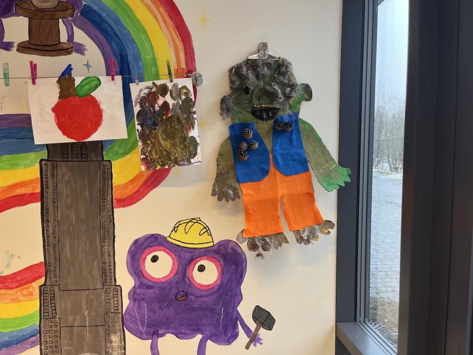 Fargerike figurer p&aring; veggen i en barnehage
