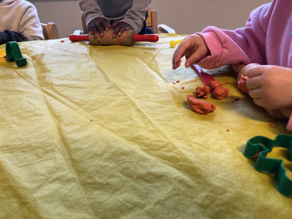 Barn som leker med plastelina i barnehagen