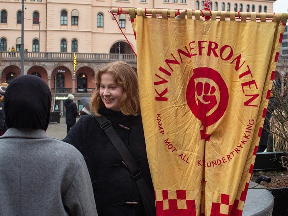 Wathne med fanen til Kvinnefronten. 