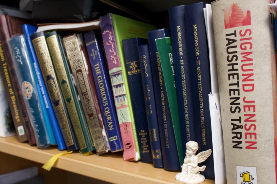 Bokhylle med diverse religi&oslash;se skrifter