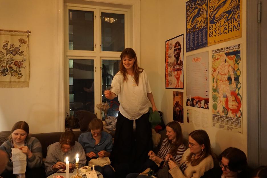 Ingeborg som st&aring;r p&aring; sofaen og tar imot en saks