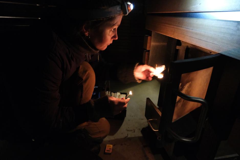 Badstumesteren fyrer i ovnen