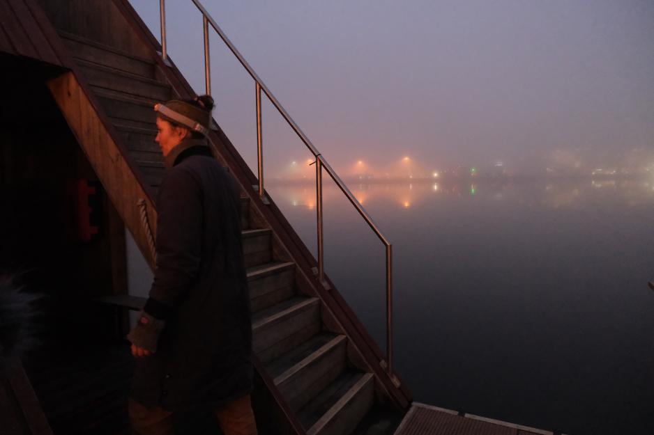 Person g&aring;r inn i badstu. T&aring;kefylt oslofjord i bakgrunnen