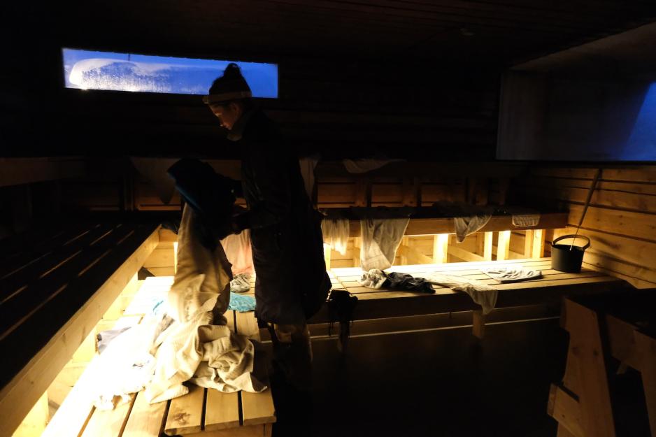 Badstuemesteren henger opp h&aring;ndkl&aelig;r inne i badstua