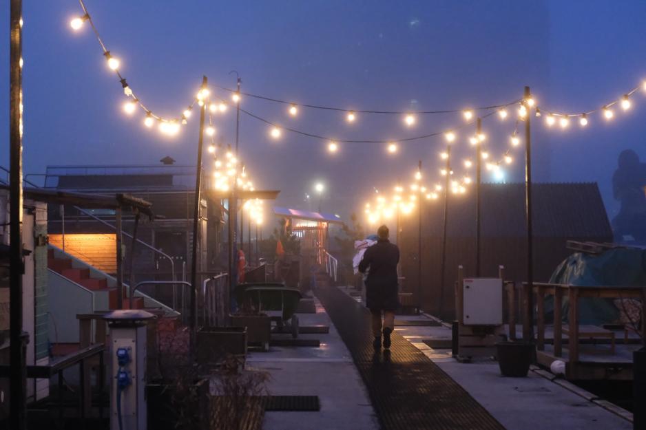 Badstumesteren g&aring;r med h&aring;ndkl&aelig;r i et mystisk lys med t&aring;ke