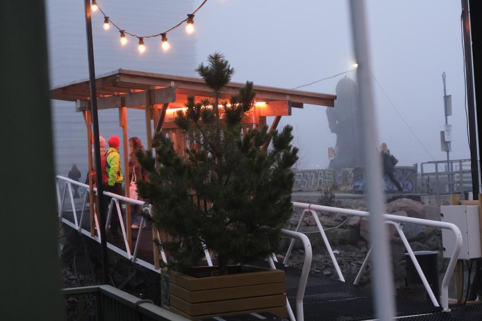 bak et tre gjemmer k&oslash;en til badstua seg