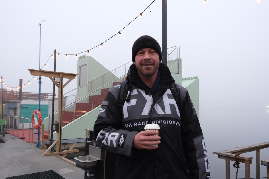 Rainer-Helge p&aring; udsiden av badstuene