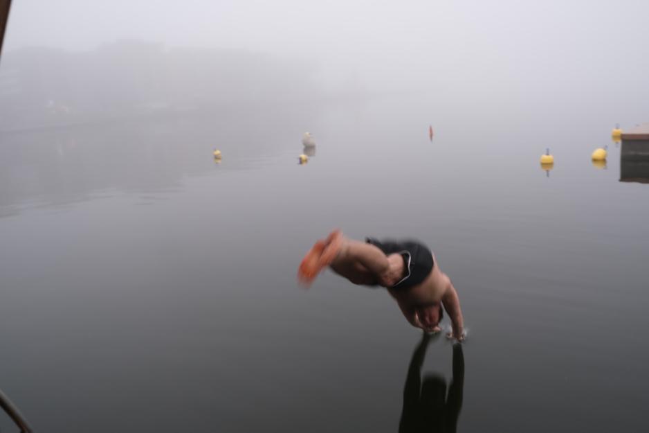 En mann stuper uti en t&aring;kefylt oslofjord