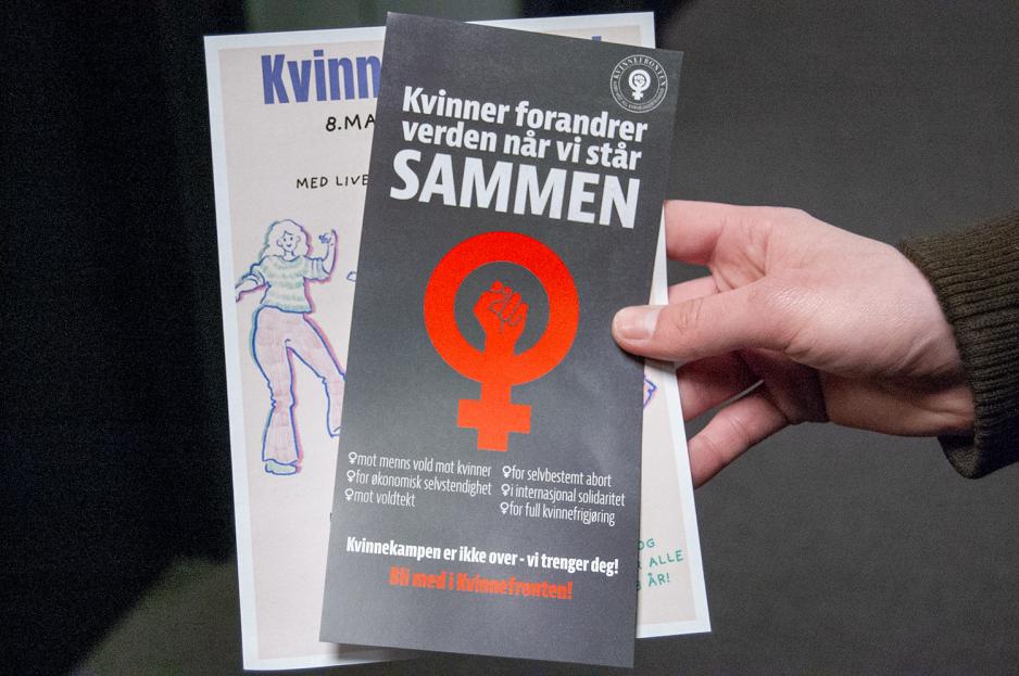 Pamflett fra Kvinnefronten som sier: "Kvinner forandrer verden n&aring;r vi st&aring;r sammen"