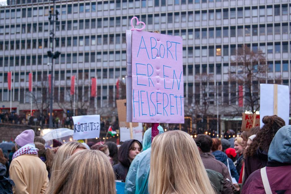 Plakat fra kvinnedagen der det st&aring;r "abort er en helserett"