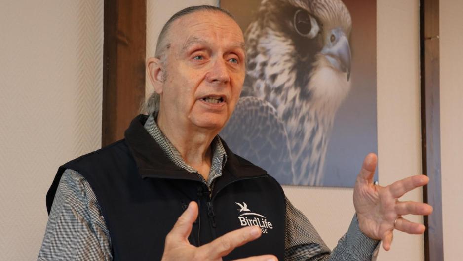 H&aring;kan Billing forklarer engasjert om duebestanden i Oslo.