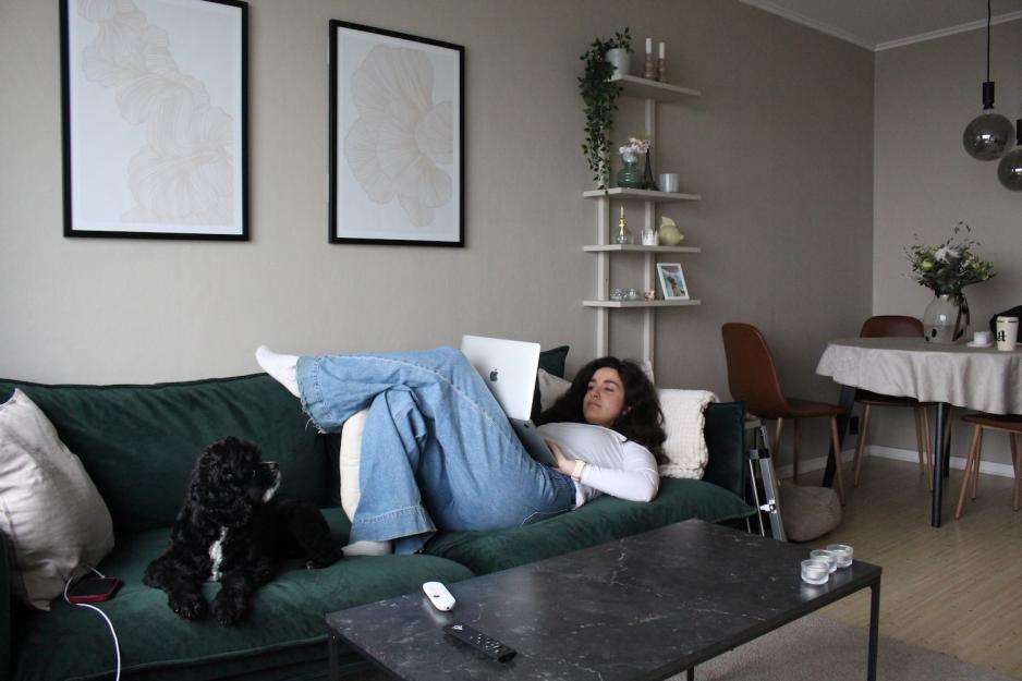 Aurora ligger i sofa og s&oslash;ker jobb