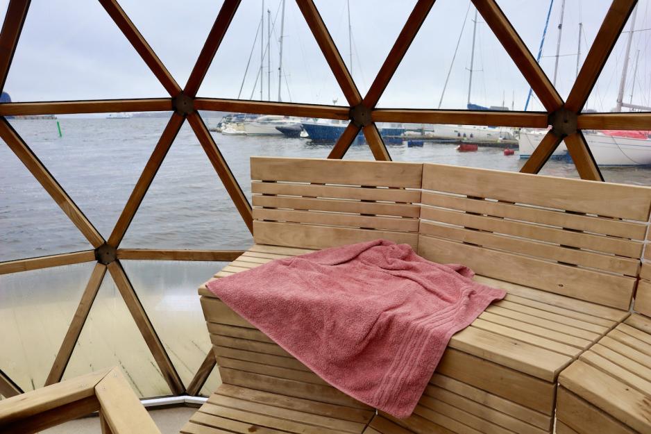 H&aring;ndkle ligger klart imens folk bader 