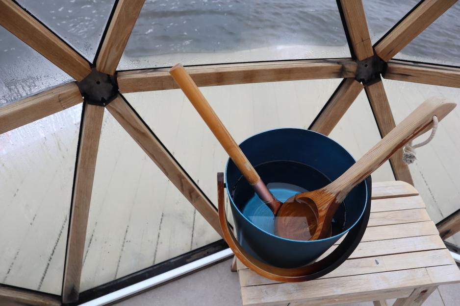 vann i en b&oslash;tte som skal bli brukt til &aring; varme badestuen 