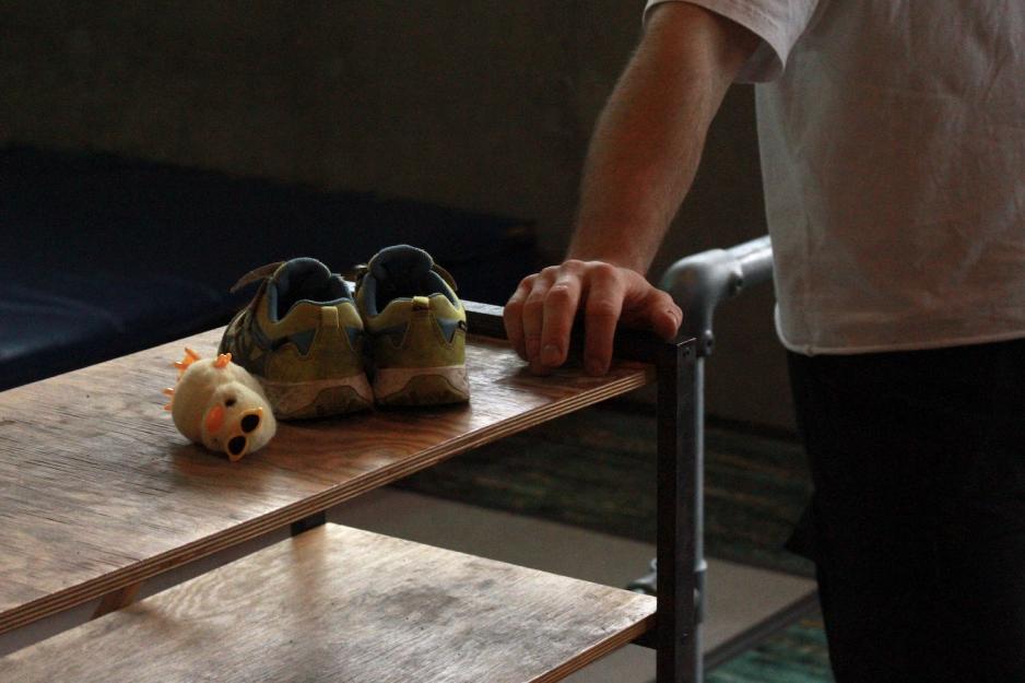 Christian sin h&aring;nd sammen med en liten kyllingbamse og et bar barnesko.