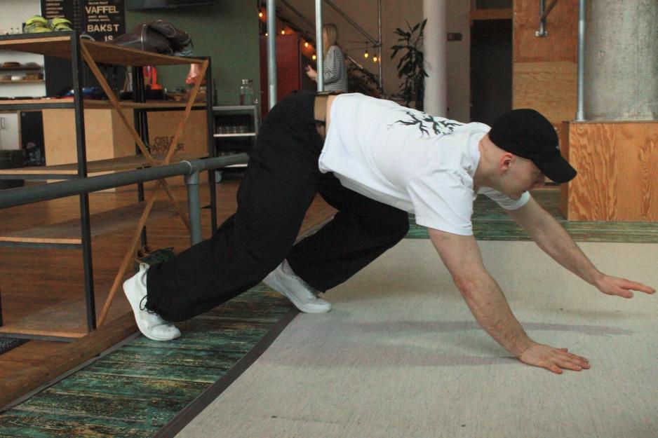 Christian Hansen varmer opp f&oslash;r han skal parkourere. 