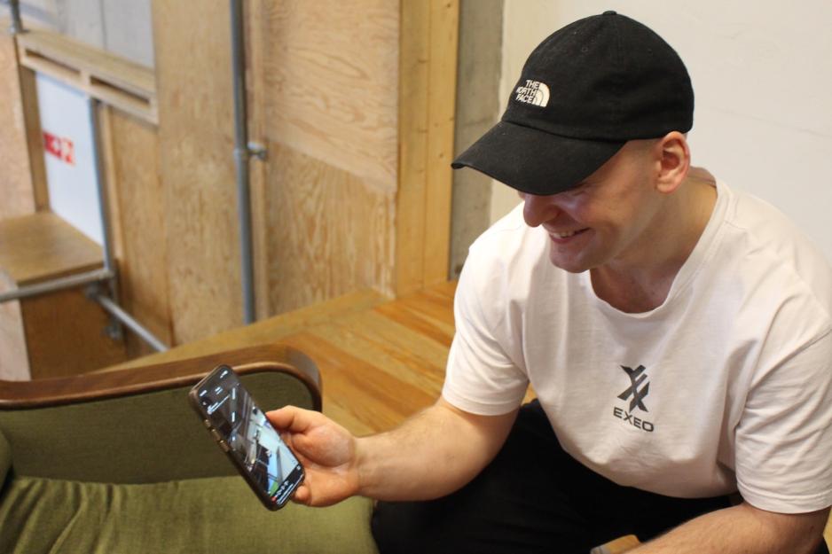 Christian Hansen viser frem en av ut&oslash;verne sine p&aring; telefonen.