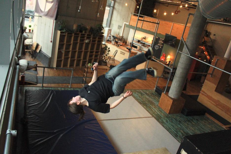 Alva tar en flip i Oslo parkour park.