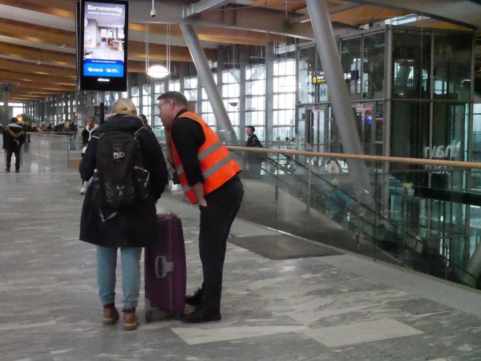 Lufthavnsprest hjelper en dame 