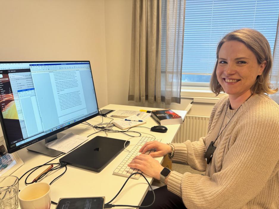 Forsker Jonna sitter foran PC-en.