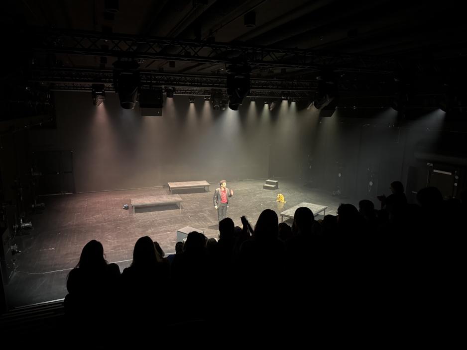 Skuespiller Kadir Talabani mottar applaus etter forestillingen