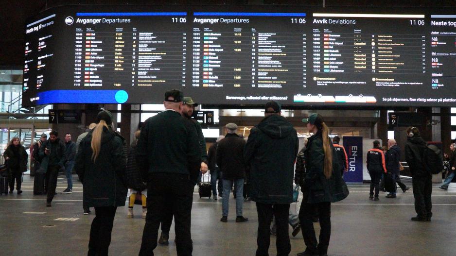 Fem kondukt&oslash;rer og togekspedit&oslash;rer som veileder frustrerte passasjerer p&aring; Oslo S