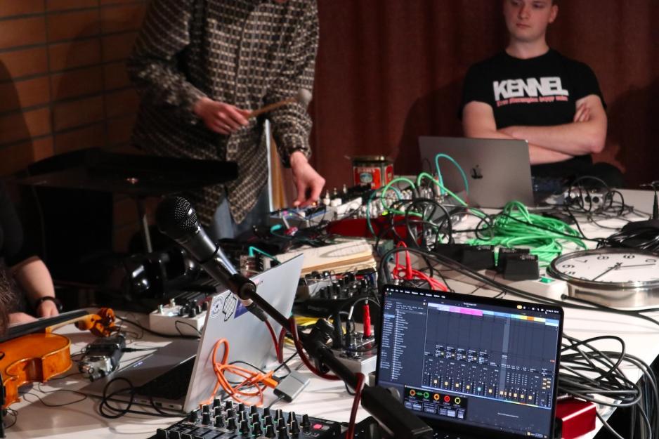 Pcer og utstyr p&aring; bordet ved Sonisk hage